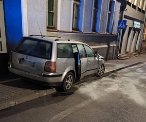 Samochód uderzył w budynek w Kujawsko-Pomorskiem. Pijany kierowca uciekał przed policją