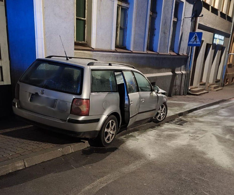 Samochód uderzył w budynek w Kujawsko-Pomorskiem. Pijany kierowca uciekał przed policją