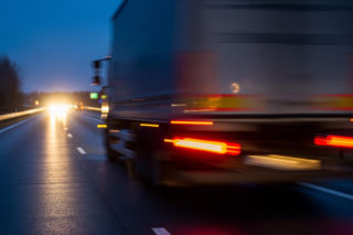 Groźna kolizja na autostradzie A2. Co stało się z busem w Baranowie?