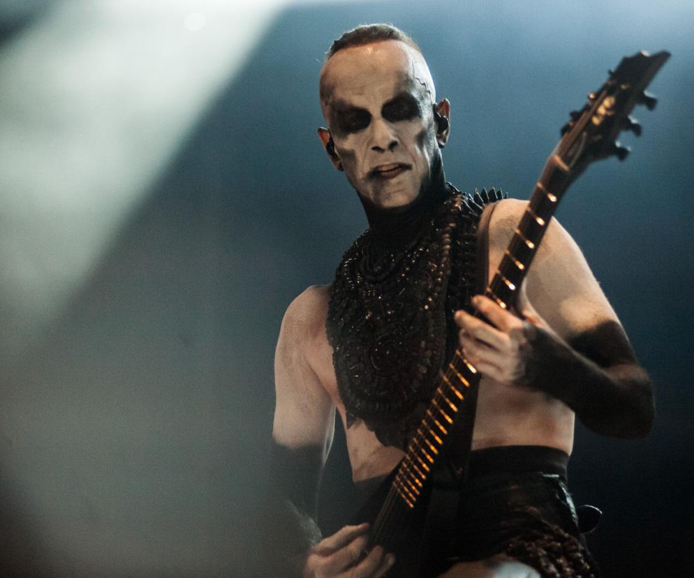 Nergal z Behemoth w makijażu scenicznym gra na gitarze. O jego początkach sprzed 30 lat przeczytasz na SE.