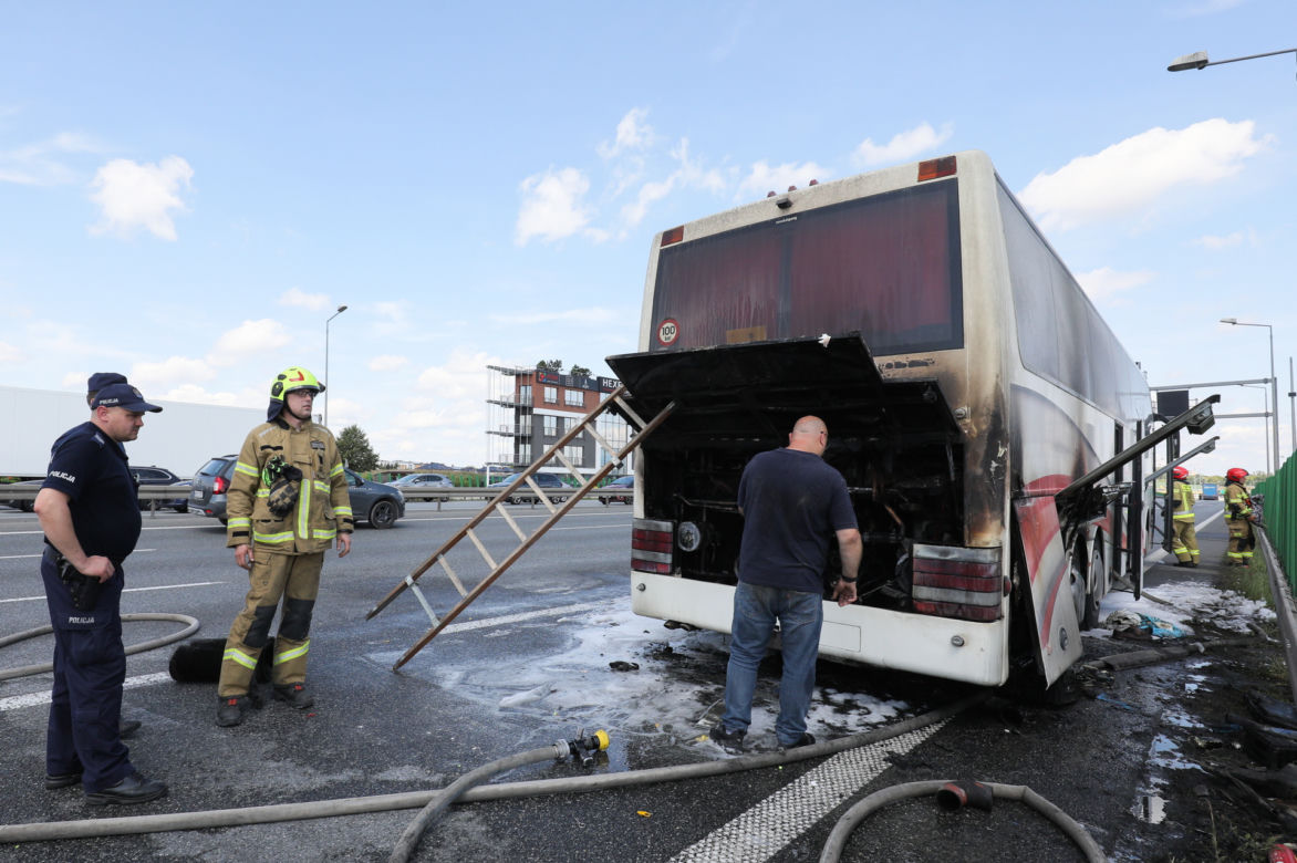 Autobus z dziećmi w środku zaczął się palić! Koszmar pod Warszawą