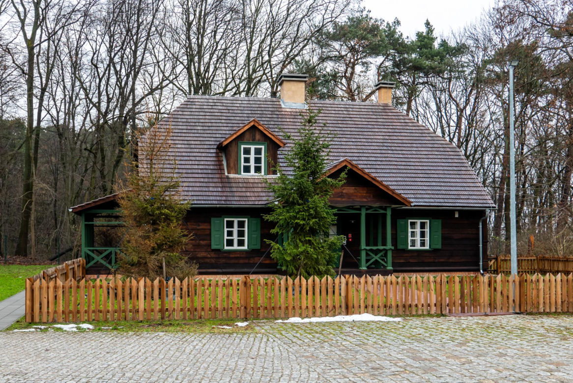 Zmodernizowana zabytkowa leśniczówka przy ul. Rydzowej w Warszawie