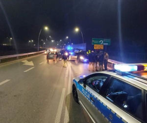 Nowy Sącz. ZAATAKOWAŁ policjanta maczetą. Pościg za sprawcami rozboju 