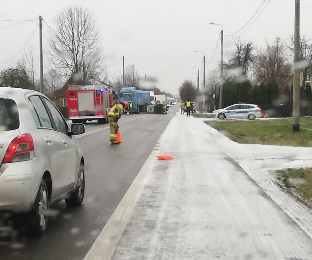 Trudne warunki drogowe w Podlaskiem. Uwaga, jest bardzo ślisko! [ZDJĘCIA]