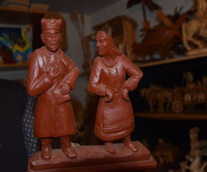  Trześń. Piękne zabawki z drewna struga Pan Jan  