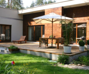 Parasol ogrodowy na tarasie