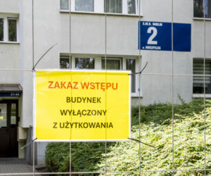 Blok grozi zawaleniem, a mieszkańcy muszą sami sobie radzić. Władze Warszawy rozkładają ręce 