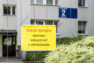 Blok grozi zawaleniem, a mieszkańcy muszą sami sobie radzić. Władze Warszawy rozkładają ręce 