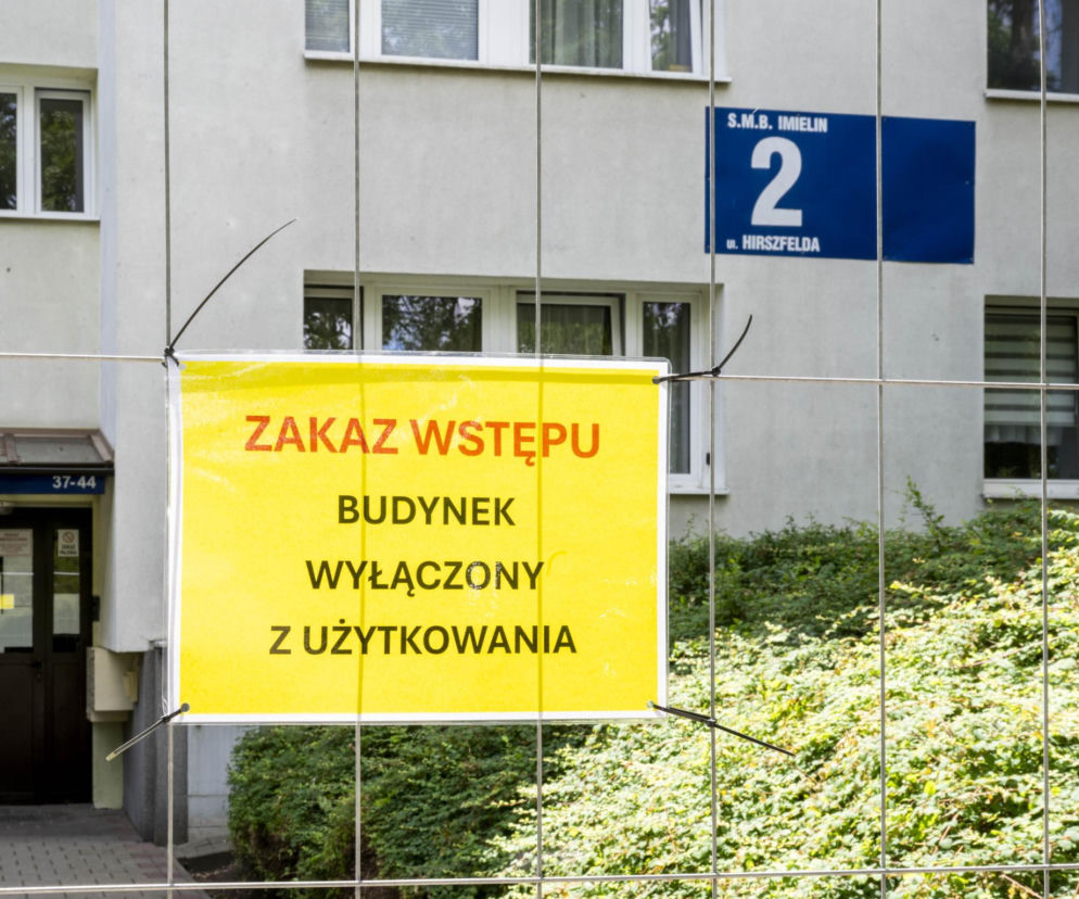 Tablica Zakaz wstępu na płocie przed blokiem przy Hirszfelda 2. O ewakuacji 40 rodzin z Ursynowa przeczytasz na SE.