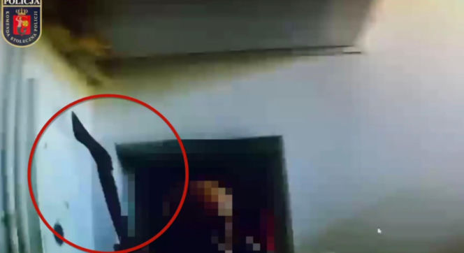 Groził sąsiadom, niszczył drzwi siekierą. Gdy weszła policja, rzucił się na funkcjonariuszy