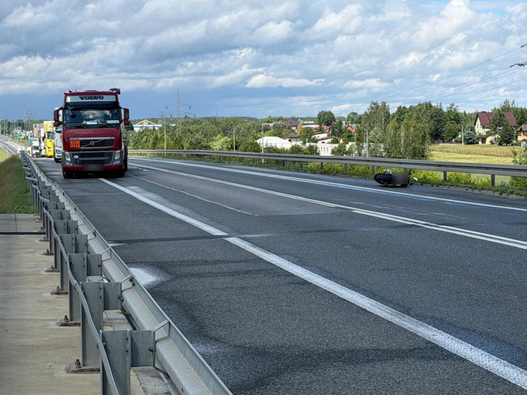 Motocyklista huknął w bariery na wiadukcie. 34-latek zginął na miejscu