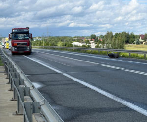Motocyklista huknął w bariery na wiadukcie. 34-latek zginął na miejscu