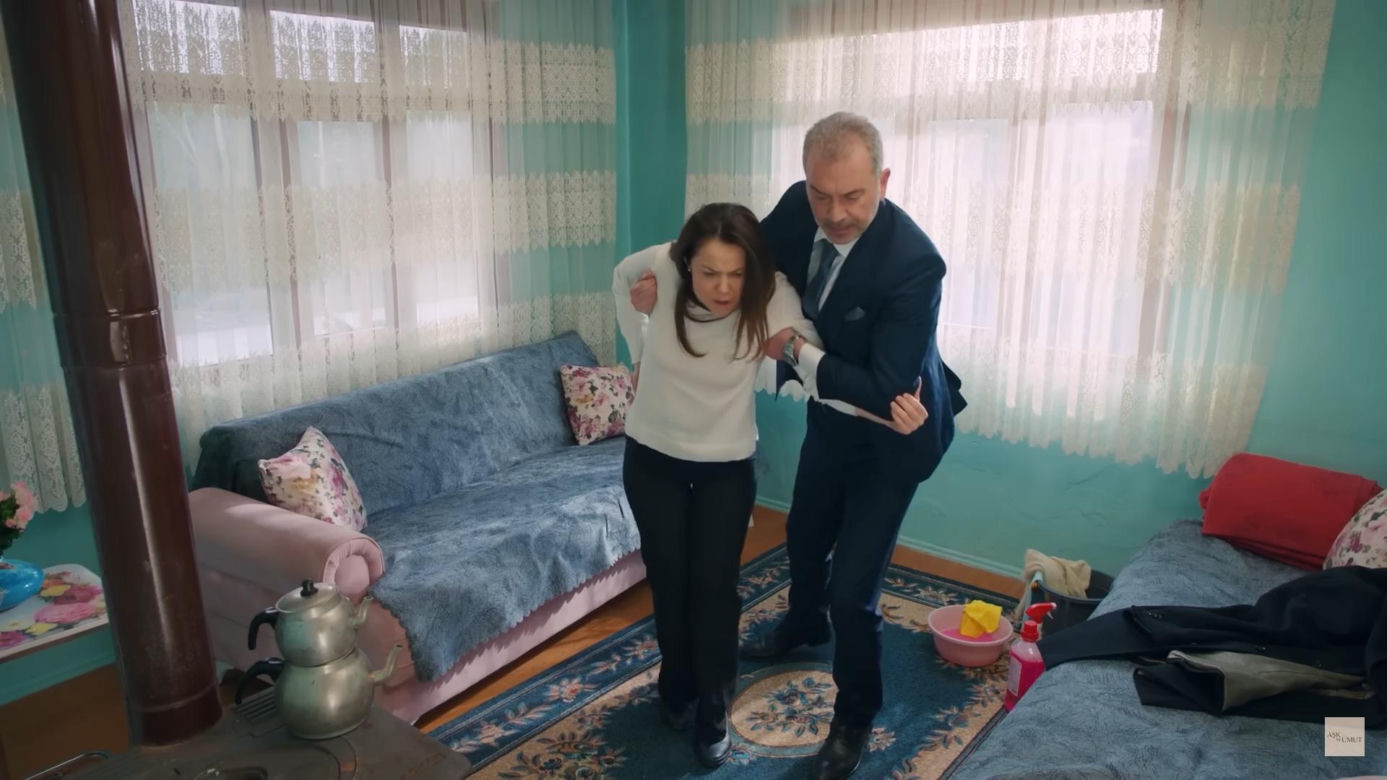 Bülent zaniesie cierpiącą Gönül do łóżka – nie przewidzi skutków