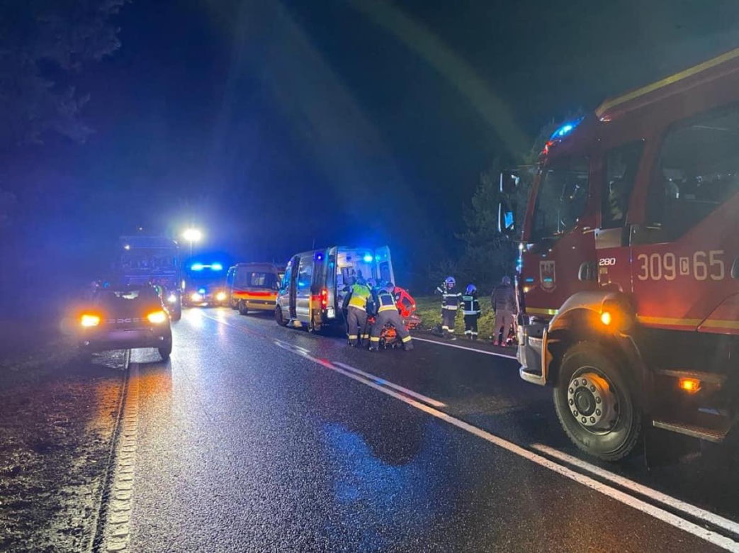Tragedia na S10 w Toruniu. Tir roztrzaskał osobówkę. Dwie osoby nie żyją, jedna ranna