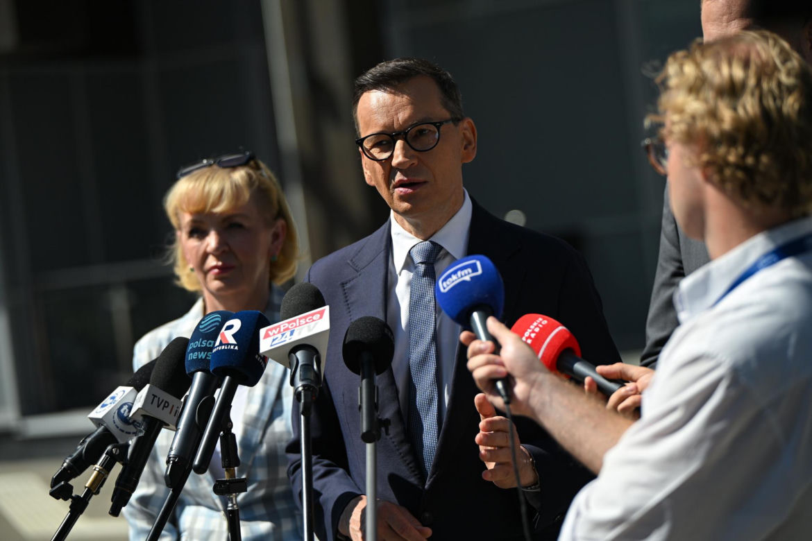 Konferencja posłów PiS przed Szpitalem Południowym z udziałem Mateusza Morawieckiego