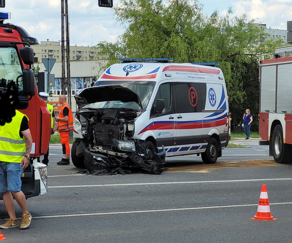 Sosnowiec: Karetka zderzyła się z samochodem osobowym. To było potężne uderzenie. Są ranni! [FOTO]