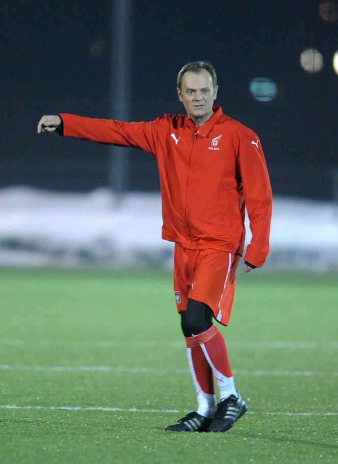 Donald Tusk gra w piłkę