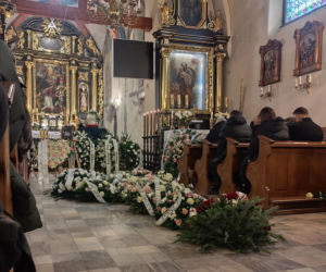 Justyna B. zginęła pod kołami pociągu. Jej grób przykryły białe kwiaty