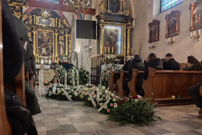 Justyna B. zginęła pod kołami pociągu. Jej grób przykryły białe kwiaty