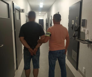 Włamali się do samochodu w centrum Piły. Ukradli sprzęt warty 15 tys. zł 