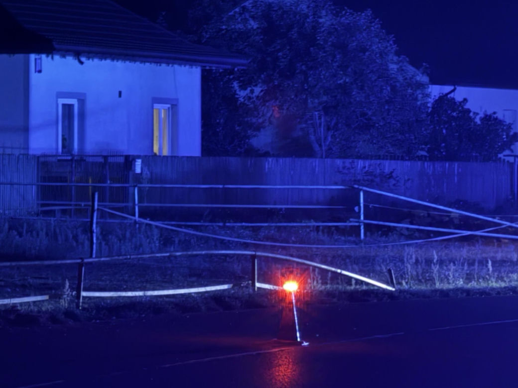Kierowca uderzył w barierki, barierka przebiła auto i zabiła pasażera, kierowca uciekł pieszo