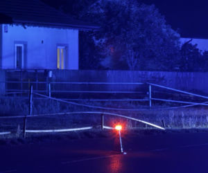 Kierowca uderzył w barierki, barierka przebiła auto i zabiła pasażera, kierowca uciekł pieszo