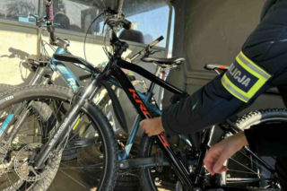 Seryjny złodziej zatrzymany w Rawiczu. Kradł rowery i hulajnogi [FILM]