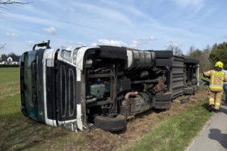 Nowa Wróblina: Ciężarówka przewróciła się na bok