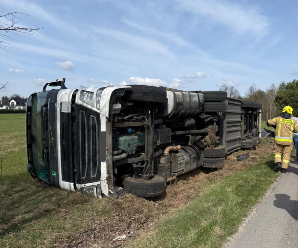 Nowa Wróblina: Ciężarówka przewróciła się na bok