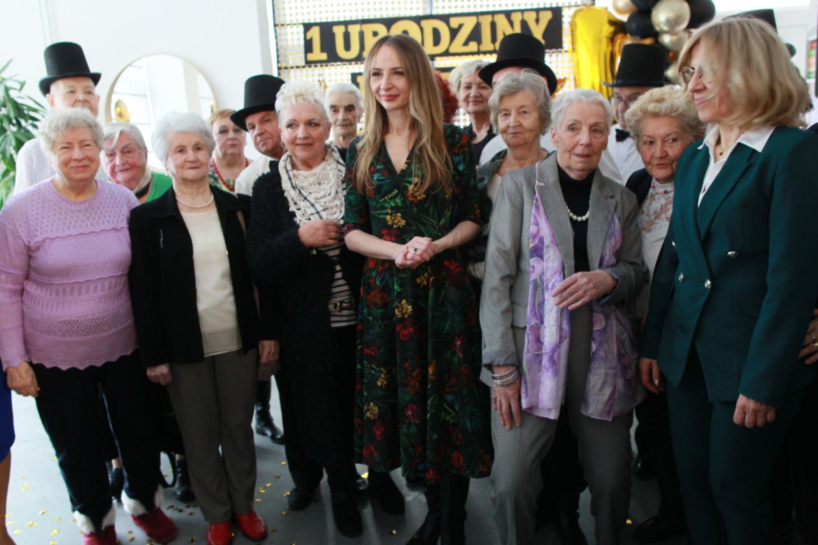 Ministra u seniorów na Bielanach. Dziemianowicz-Bąk dostała kolorowy prezent!