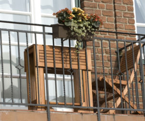 Jak szybko odnowić podłogę na balkonie: drewniane płytki podłogowe do samodzielnego montażu