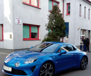 Święty Mikołaj zamienił sanie i renifery na czerwone Ferrari. Dzieciaki z chorzowskiego szpitala zachwycone [ZDJĘCIA]