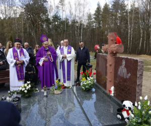 Wizyta na cmentarzu i łzy na mszy świętej. Ewa Krawczyk w pierwszą rocznicę śmierci męża