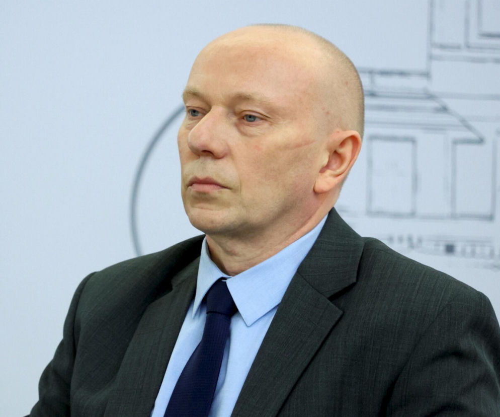 Mężczyzna w ciemnej marynarce i krawacie patrzy w bok. O ułaskawieniu Piotra Pytla przez prezydenta przeczytasz w Eskice.