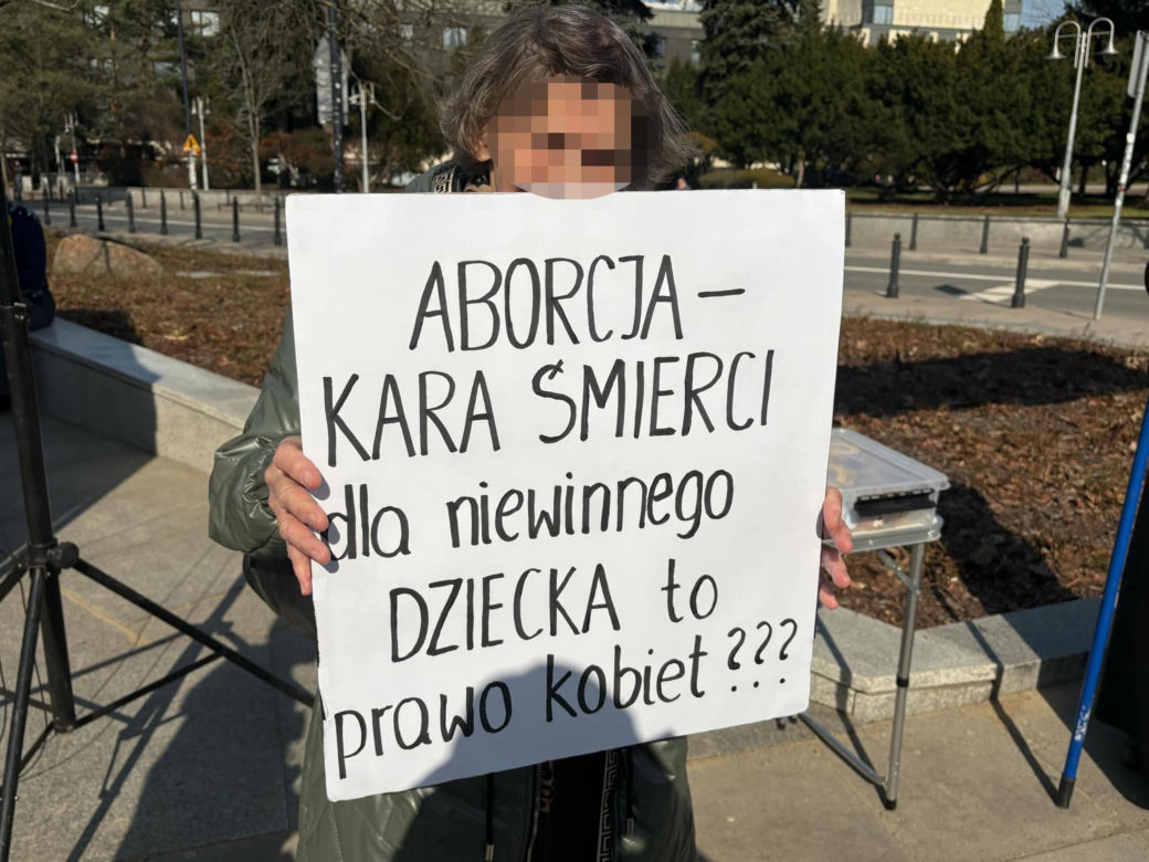 Dziennikarka „Super Expressu” oblana farbą i wyrzucona z pikiety antyaborcjonistów. „Wynocha z mojego zgromadzenia!”