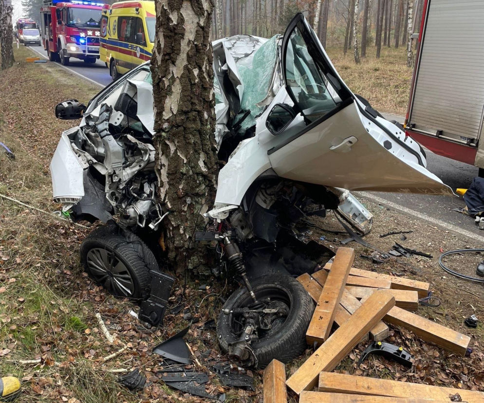 Groźny wypadek pod Bydgoszczą! Kierowca zakleszczony w aucie po uderzeniu w drzewo