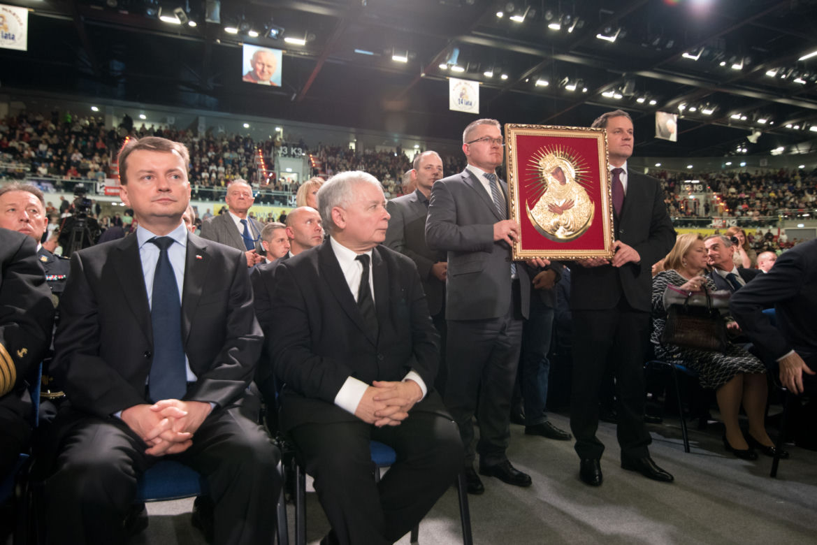 Rząd tańczy i śpiewa na urodzinach Radia Maryja