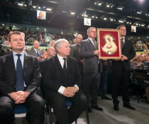 Rząd tańczy i śpiewa na urodzinach Radia Maryja