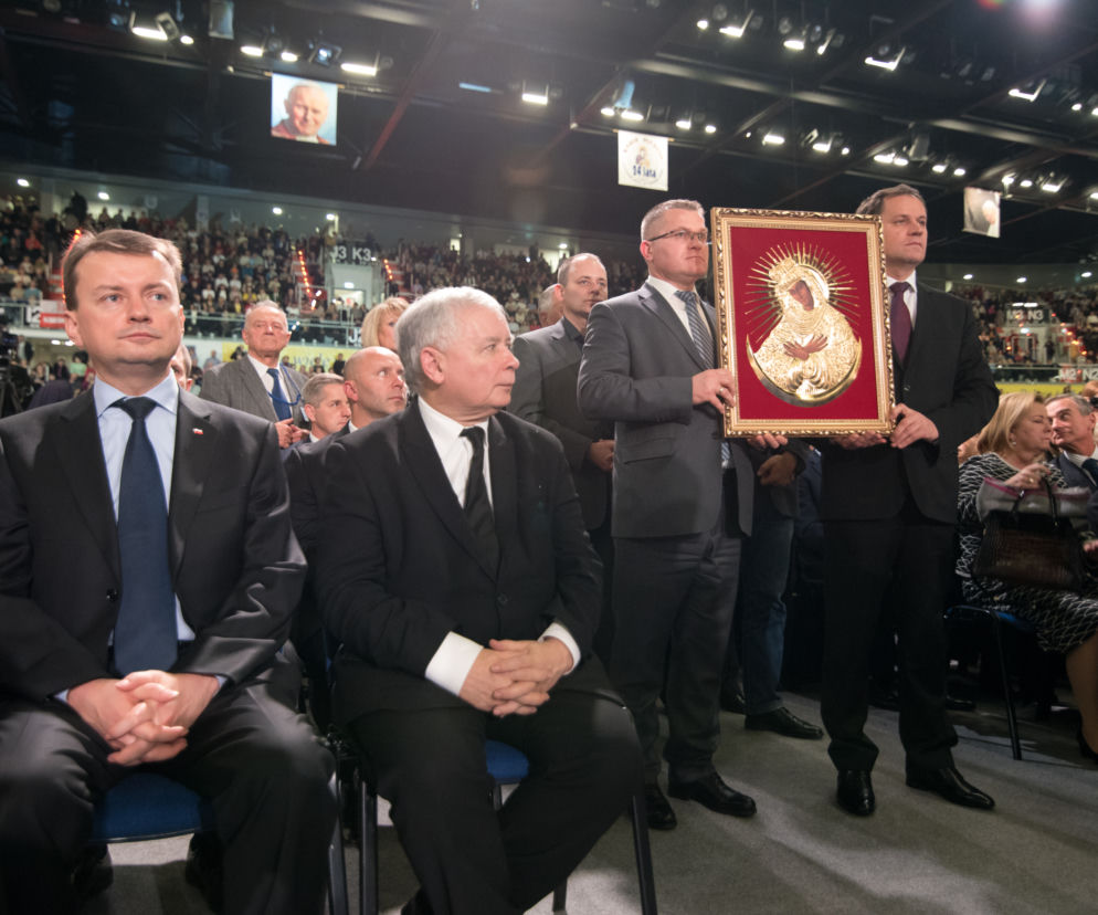 Rząd tańczy i śpiewa na urodzinach Radia Maryja