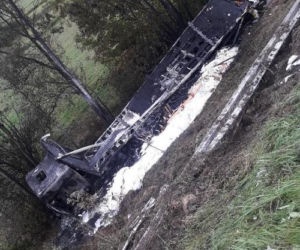 TIR spłonął niedaleko Lublina. Kierowca wjechał na skarpę