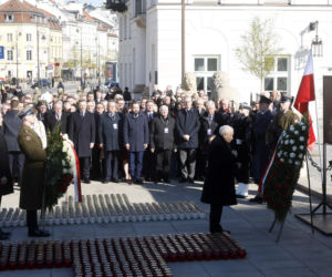 Rocznica katastrofy smoleńskiej. Prezydent Nawrocki uczcił pamięć zmarłych