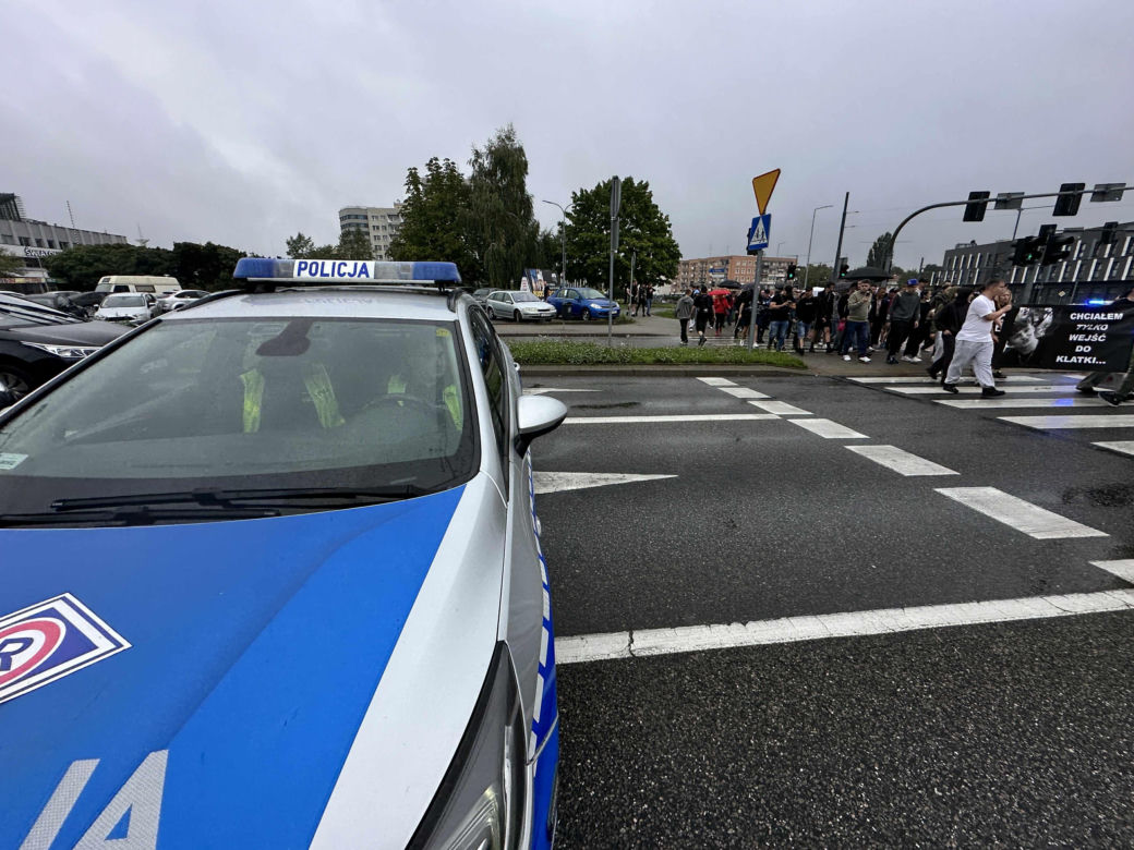 Setki osób upamiętniły Oliwiera. 20-latek zmarł po interwencji policji. "Zabili go jak zwierzę"