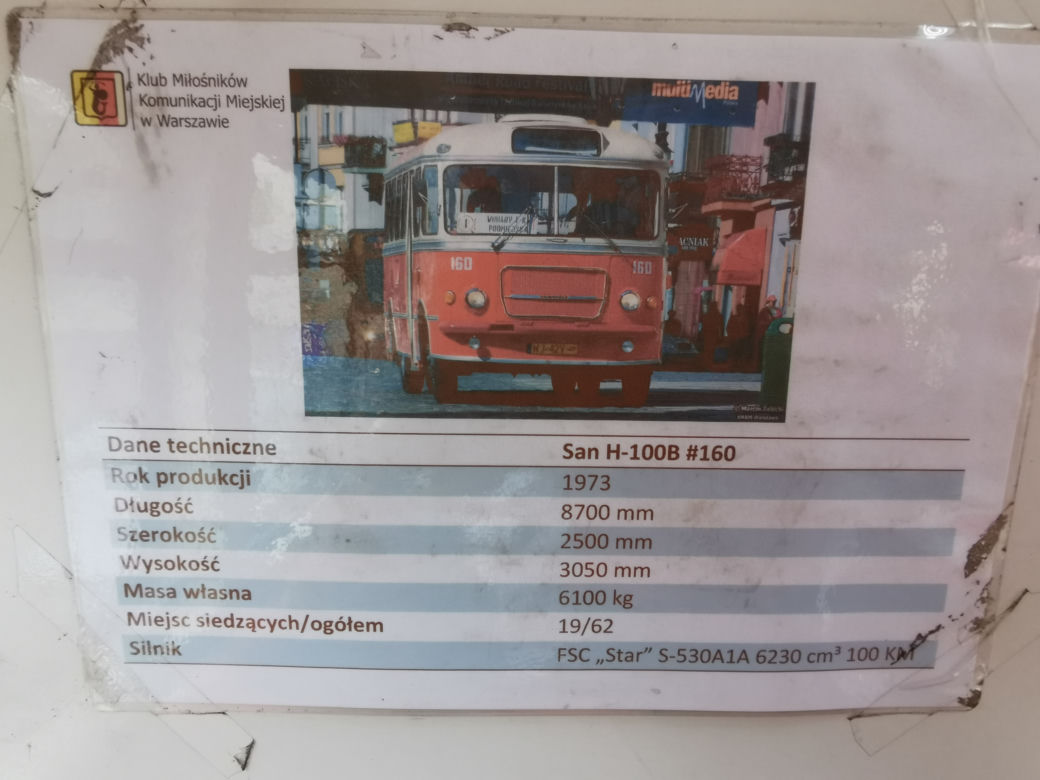 Czerwony autobus po Kaliszu mknie