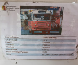 Czerwony autobus po Kaliszu mknie
