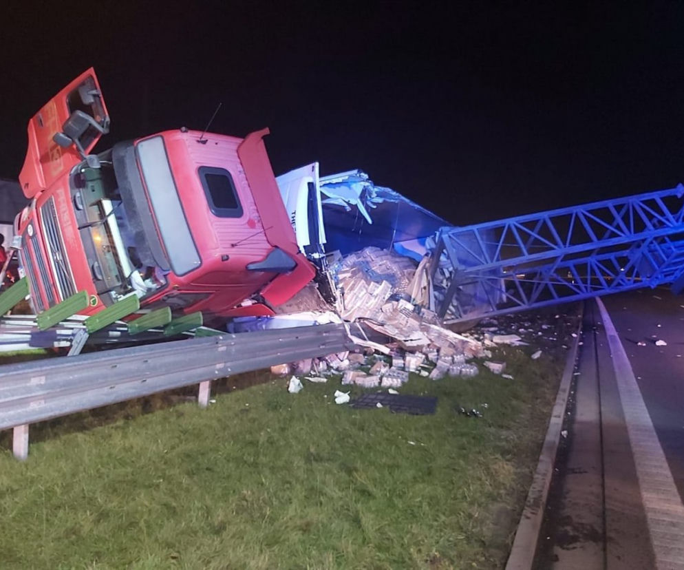 Ciężarówka z energetykami zablokowała S7