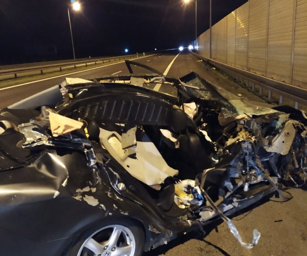 31-latek pędził do domu i zasnął za kierownicą. Doprowadził do potężnej kraksy