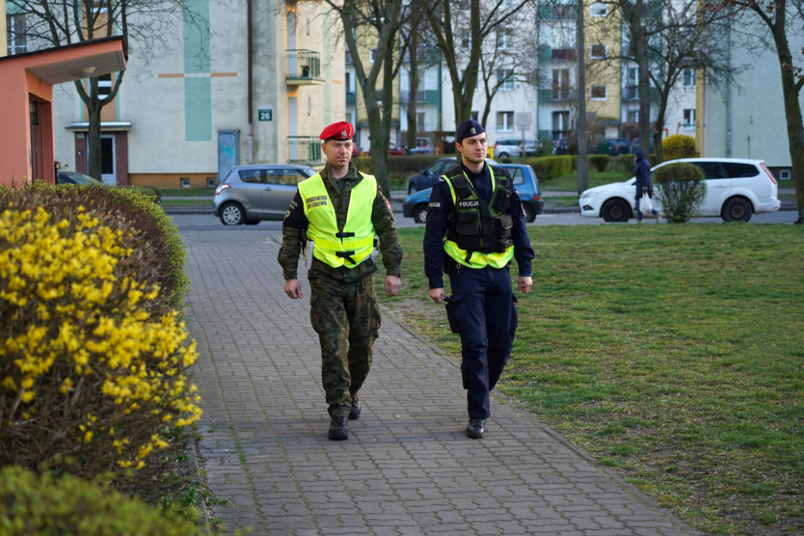 Wojsko na ulicach Bydgoszczy. Pomaga egzekwować obowiązujące obostrzenia