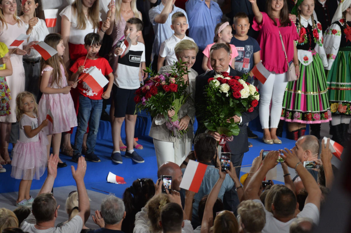 Wybory 2020. Duda gratuluje Trzaskowskiemu. Został wybuczany przez własny sztab
