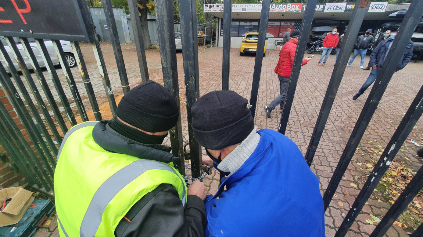 Policja przed stadionem Skry. Siłowe przejęcie