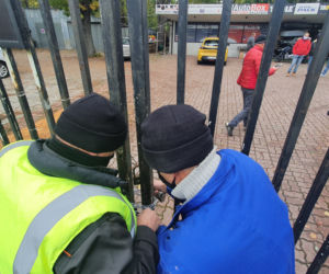 Policja przed stadionem Skry. Siłowe przejęcie